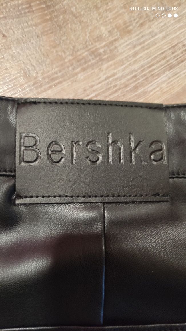 кожен панталон на Bershka