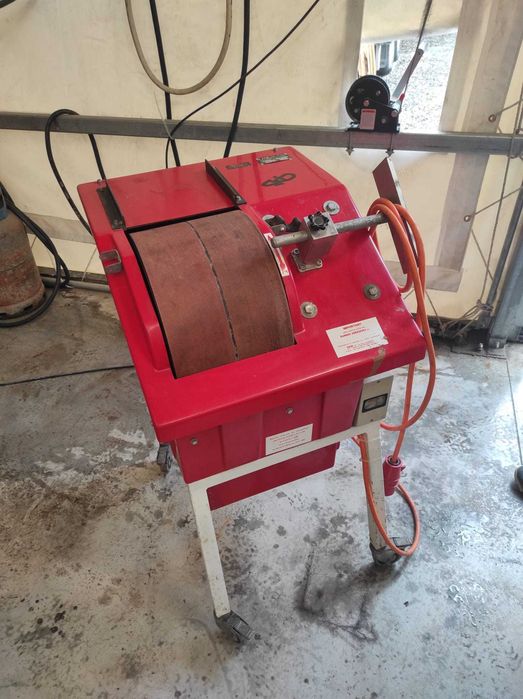 Masina de slefuit schiuri pe banda SKID, service schiuri