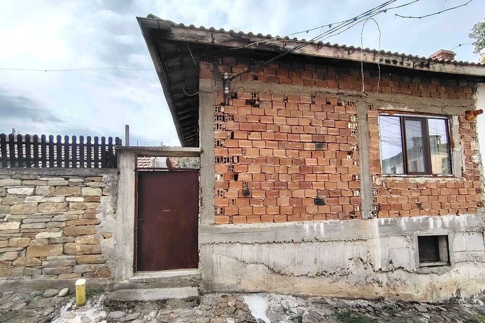 Къща близнак в Ловеч кв. Вароша !