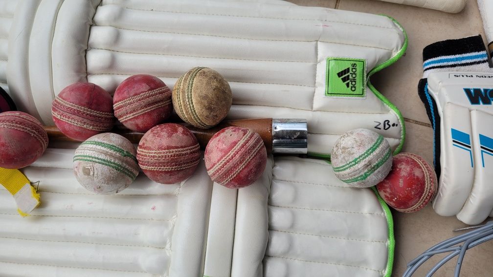 Set sport Cricket complet cu mingi și 2 bate GUNN and Moore profesiona