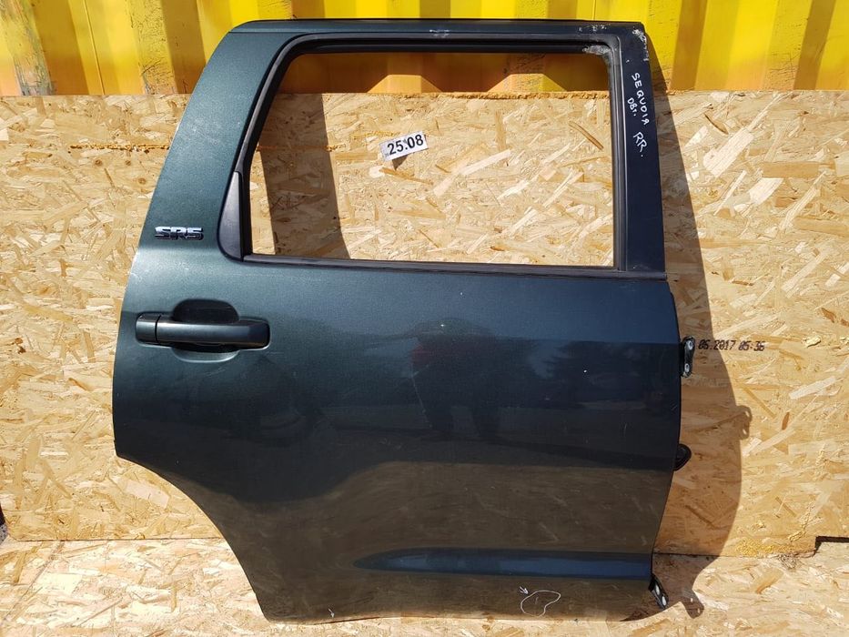 На Toyota Sequoia — Задняя дверь.