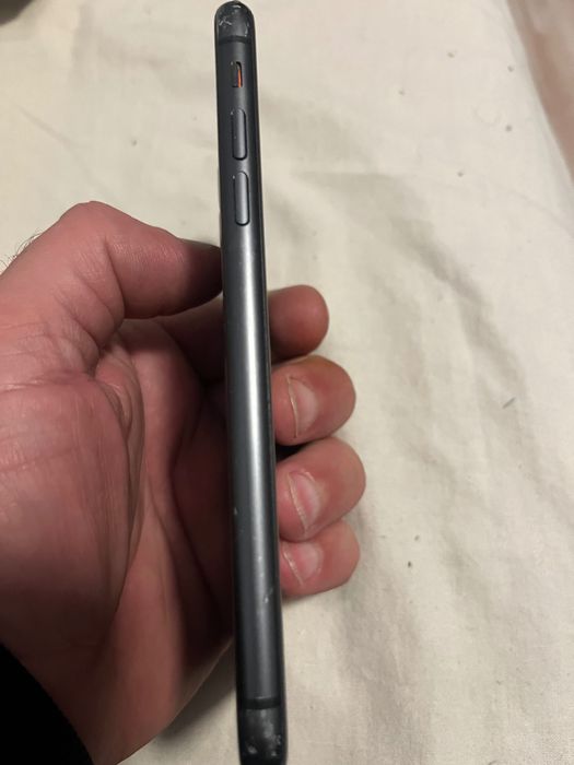 Айфон 11-64 гб Запззен в добро състояние