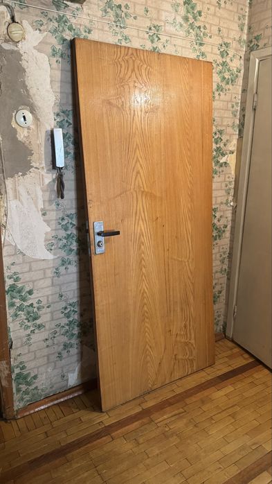 Дверь деревянная