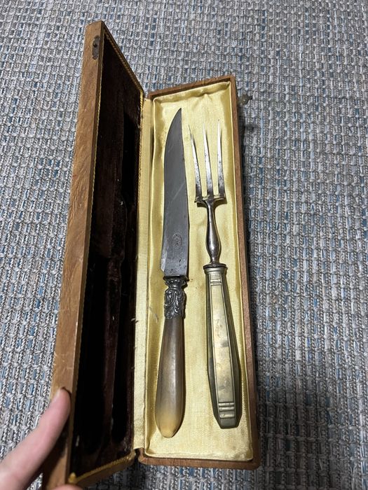 Vând tacâmuri vintage.