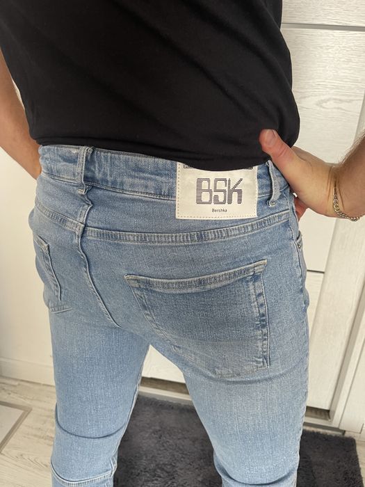 Vând blugi  bărbați bershka mărime 32
