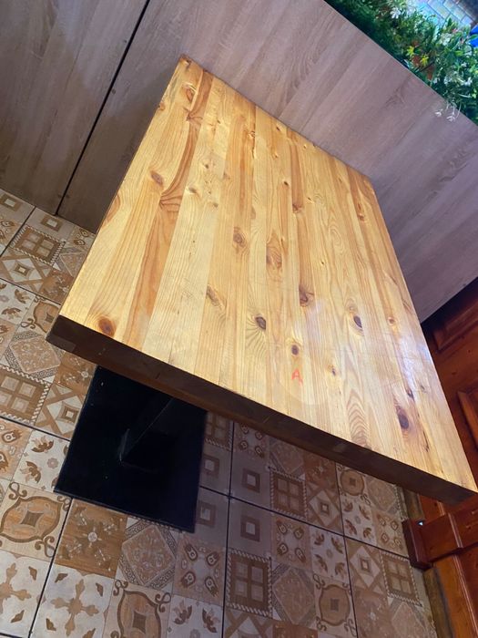 Стол из дерева.