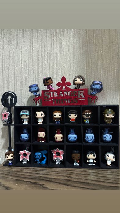 Продам всю коллекцию Очень странные дела/ ОСД kinder joy со стеллажом