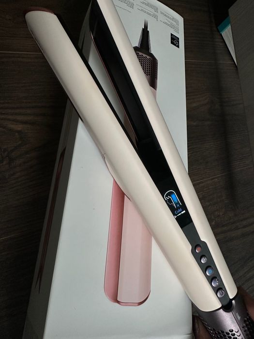 Продавам преса за коса Dyson Airstrait с гаранция