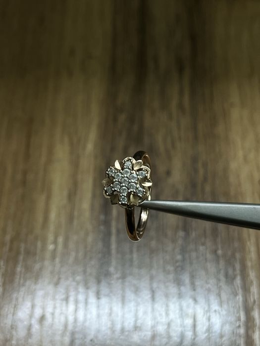 Продам золоте кольцо 585 пробы