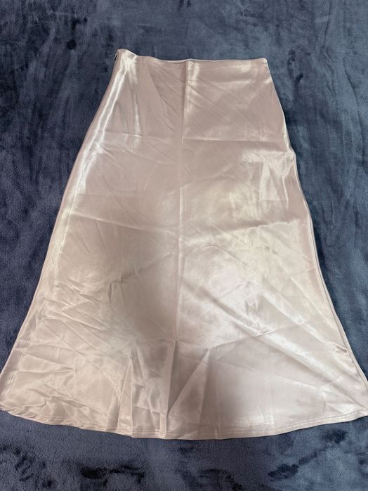 Сатенена бежова пола