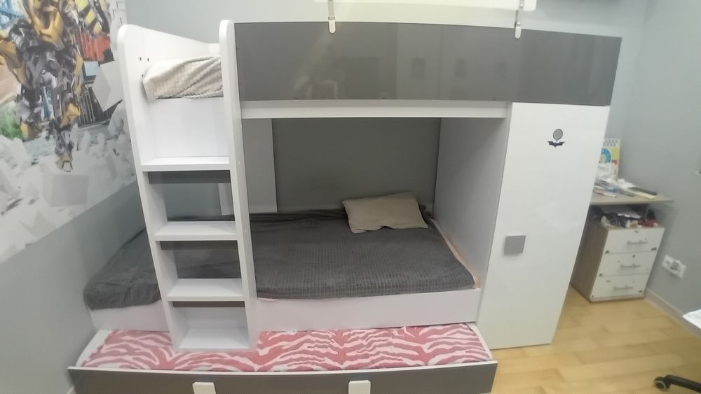 Двуетажно легло с три матрака