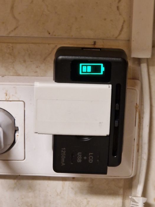 Universal incarcator batery LCD USB