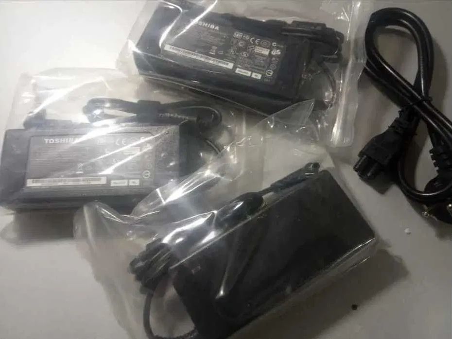 оригинал от TOSHIBA зарядка блок питания . .