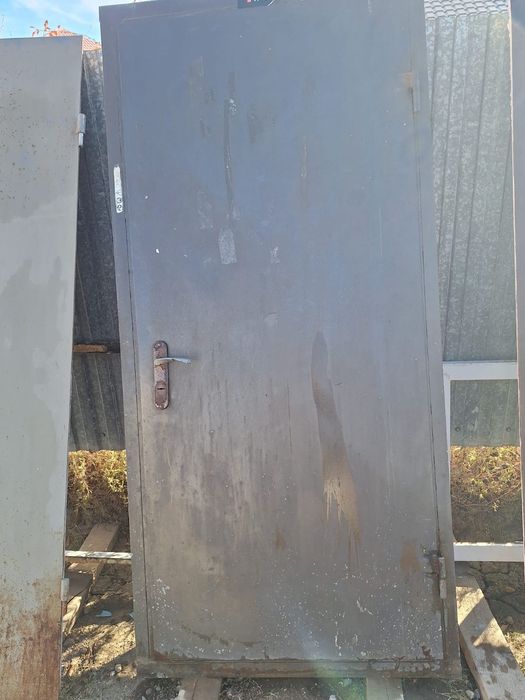 Продам входную железную дверь