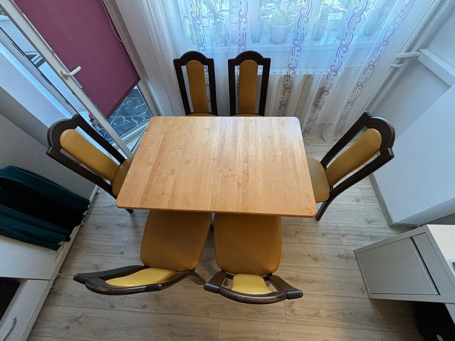 PF vând masă extensibila cu 6 scaune din lemn