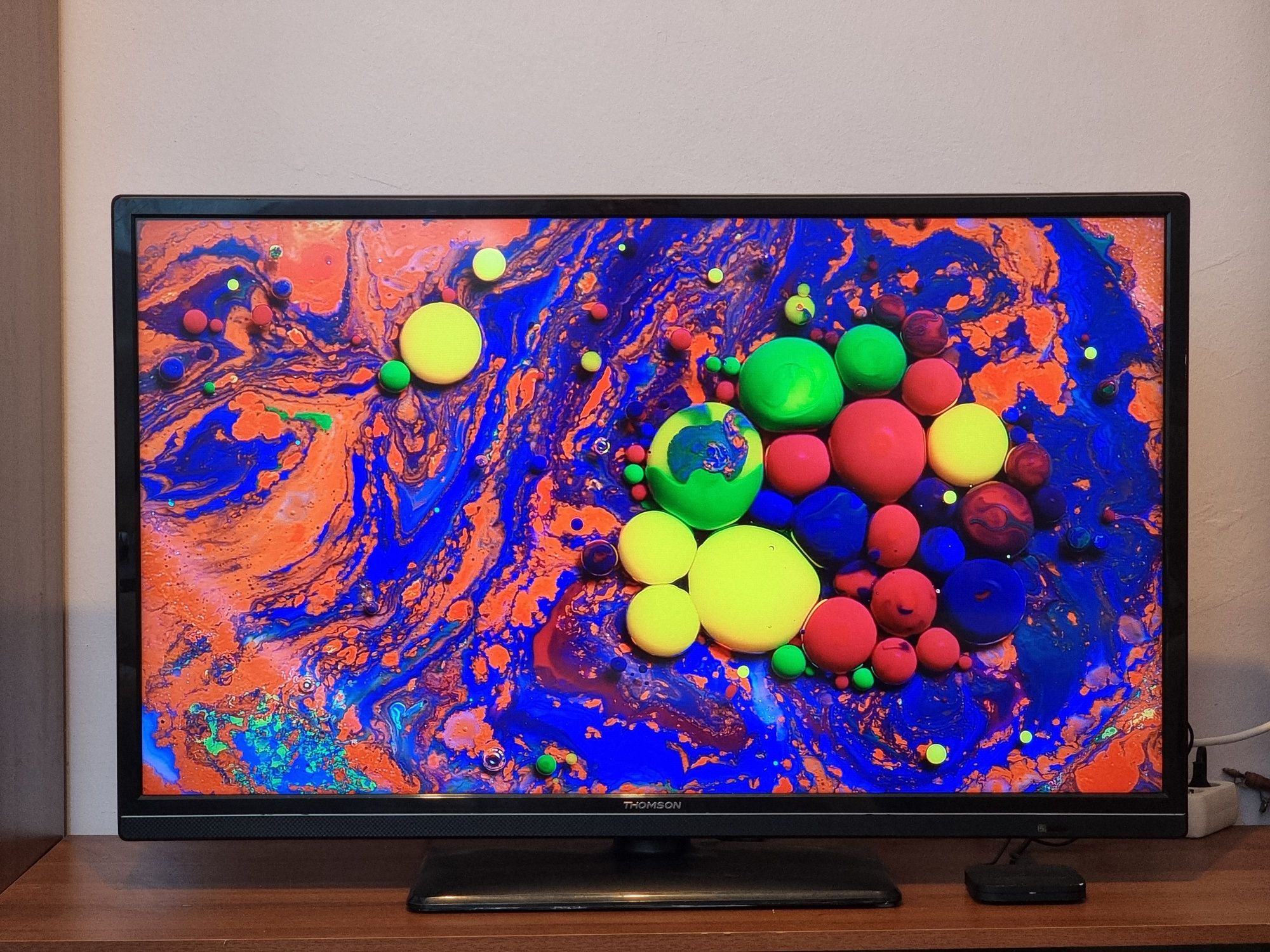 Телевизор / TOMSON - 40" - FULLHD , Цифрова + Ефирна + Слот за карта.
