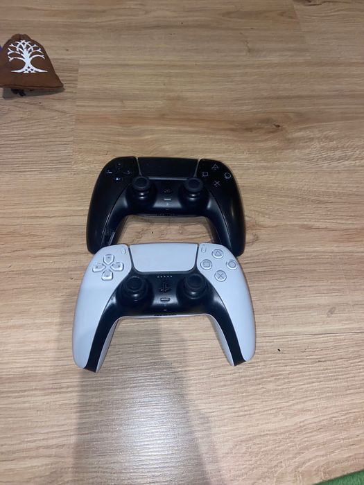 PlayStation 5. Използван. 3 игри на диск. 2 контролера.