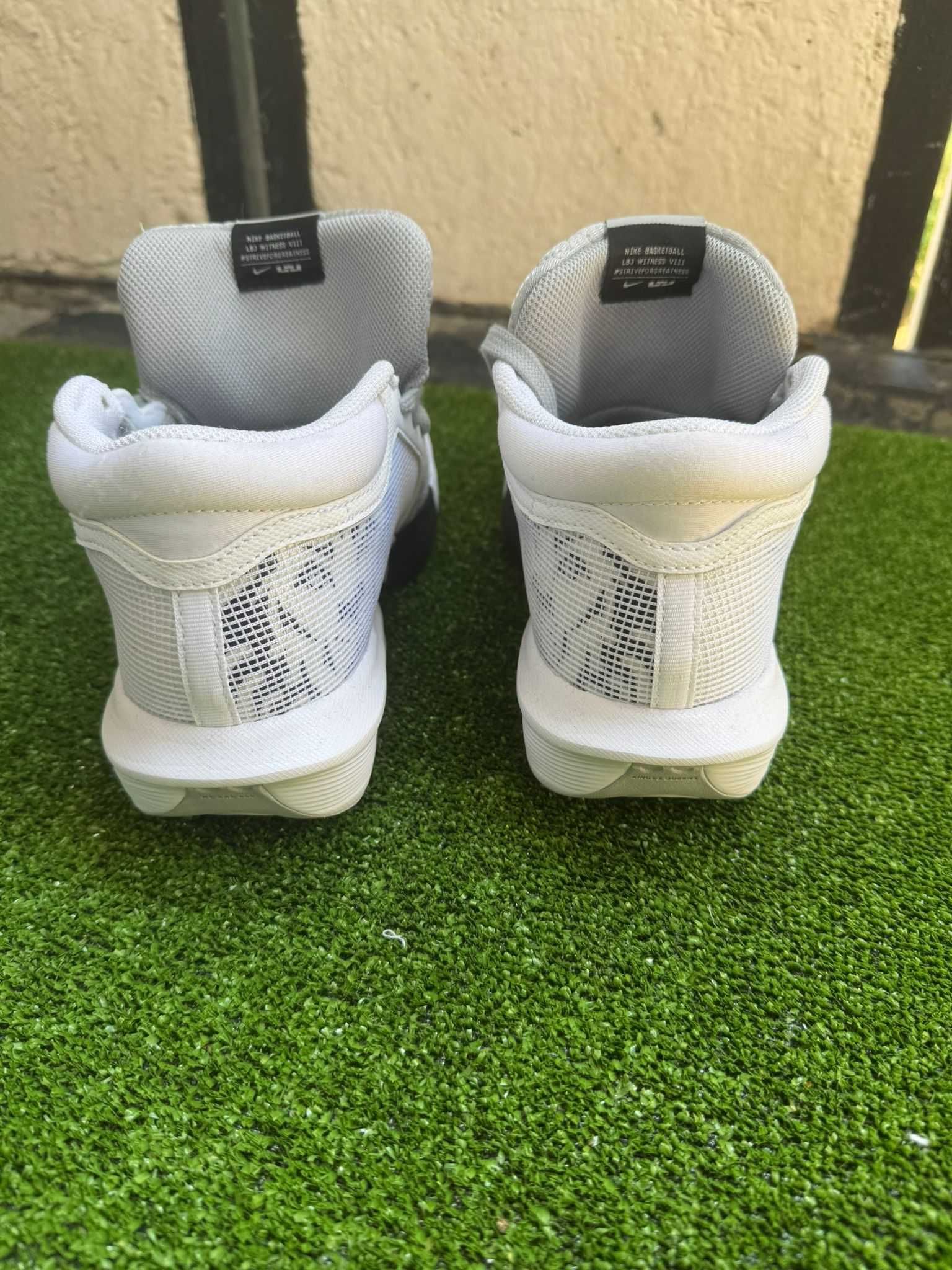Обувки Nike LeBron