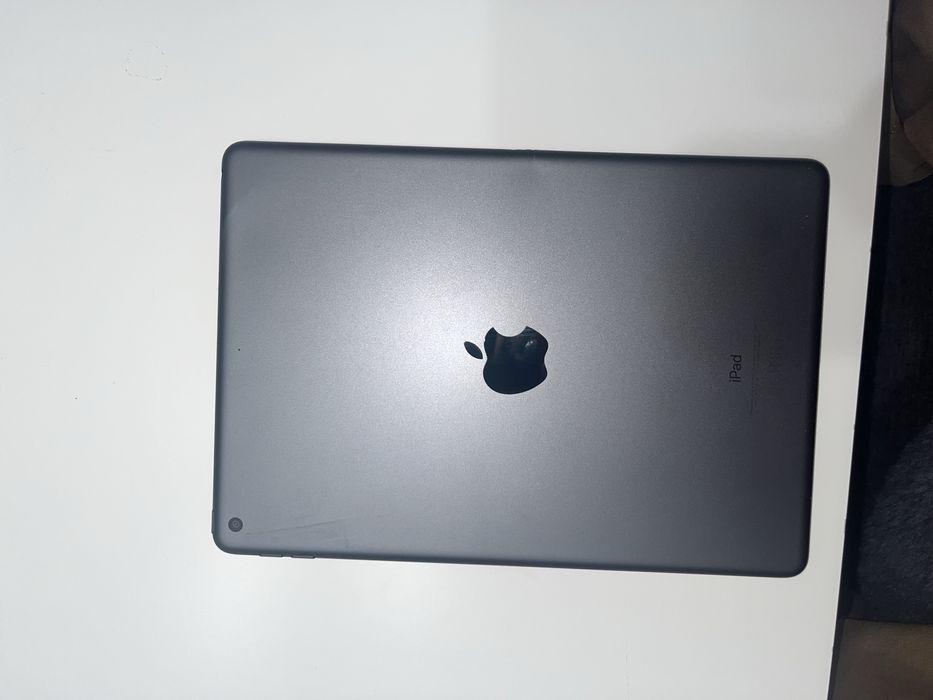 iPad 9 64GB ecran spart, functioneaza bine fara probleme
