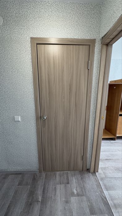 Продам двери и линолеум