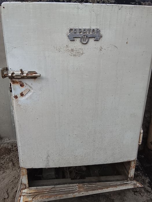 Продается холодильник Саратов..Работает как автомат Калашников .