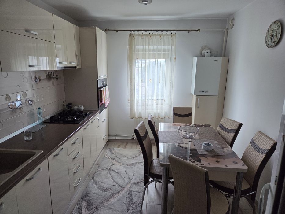 Închiriez apartament 3 camere zona 22 decembrie