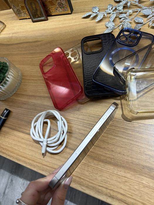 Iphone 15 Pro- pachet huse+ cablu