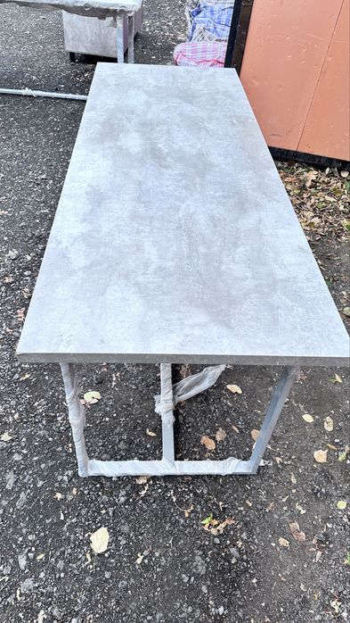 Продам столы с металлическим каркасом