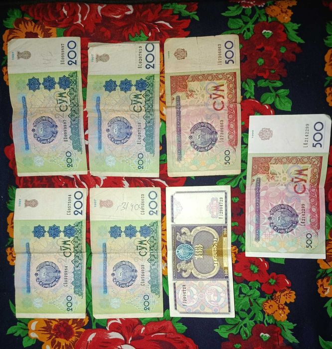 Eski pullar 100 somlik 200 somlik va 500 somlik pullar sotiladi