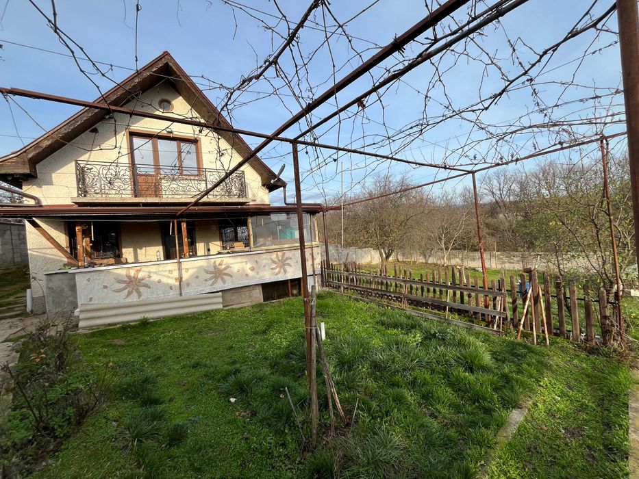 Вила с просторен двор и прекрасни условия за целогодишно живеене