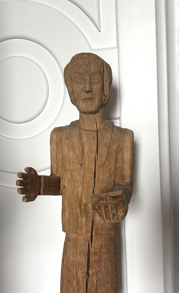 Sculptura lemn veche reprezentand-o pe scriitoarea Herta Muller, Nobel