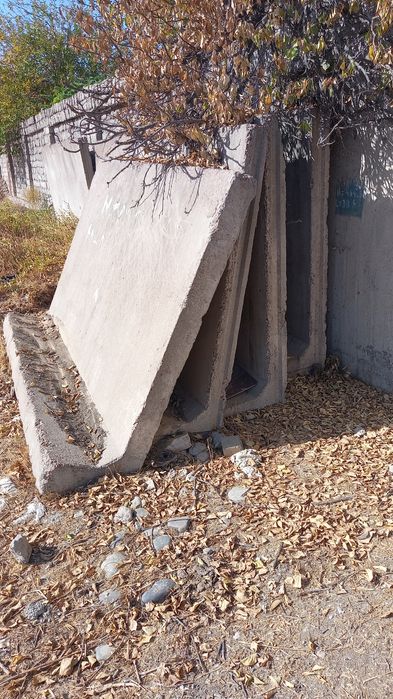 Бетонные г образные плиты для забора.