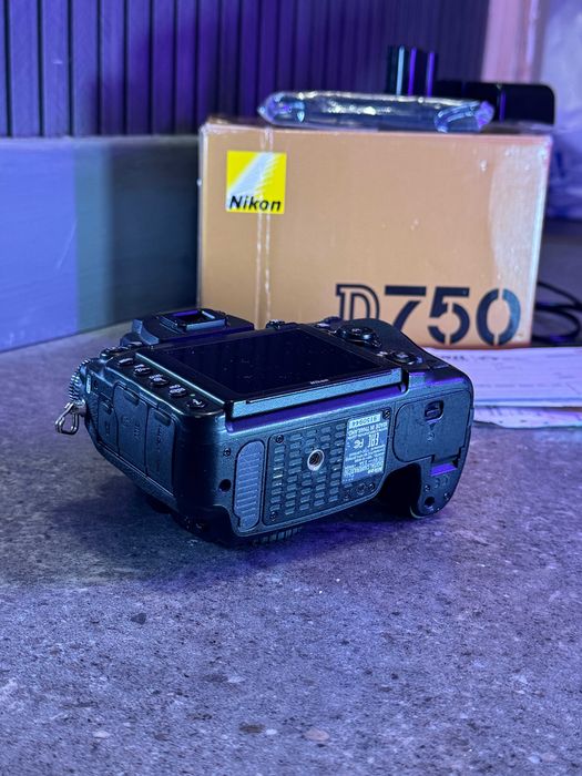 фотоапарат Nikon d750 + батериен грип + 2батерии + диатанционен спусък