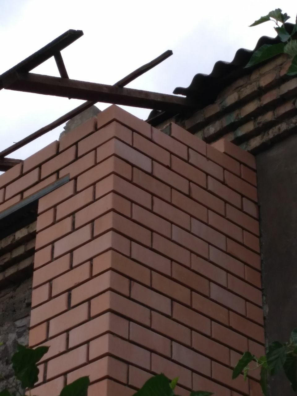 Кладка кирпичом балконов и ремонт под ключ установка решотки козерки