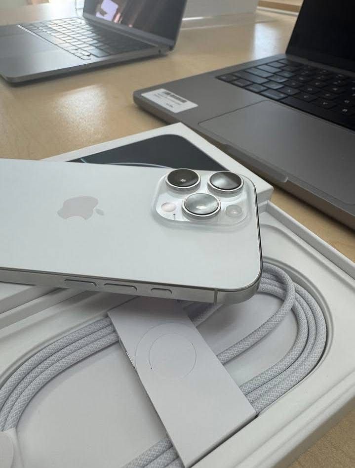 iPhone 16 Pro cu 100% Viata Bateriei , Accept Schimburi