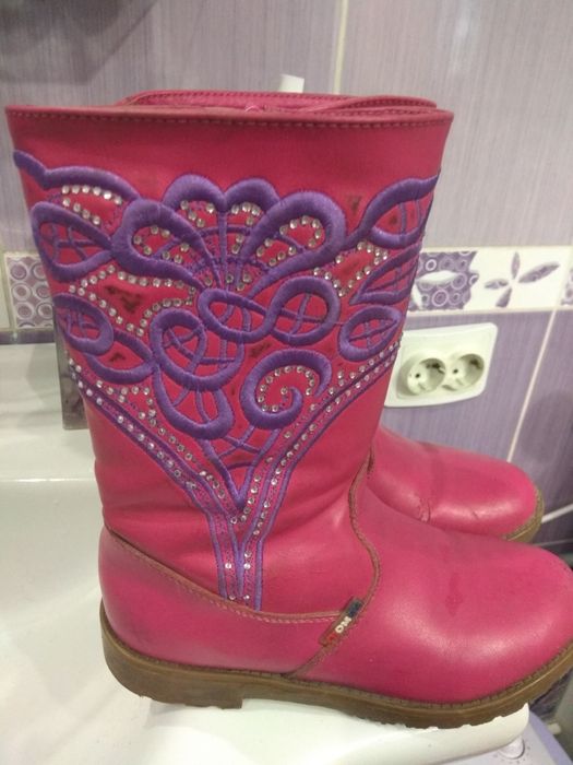 Детские сапоги  разные на девочку