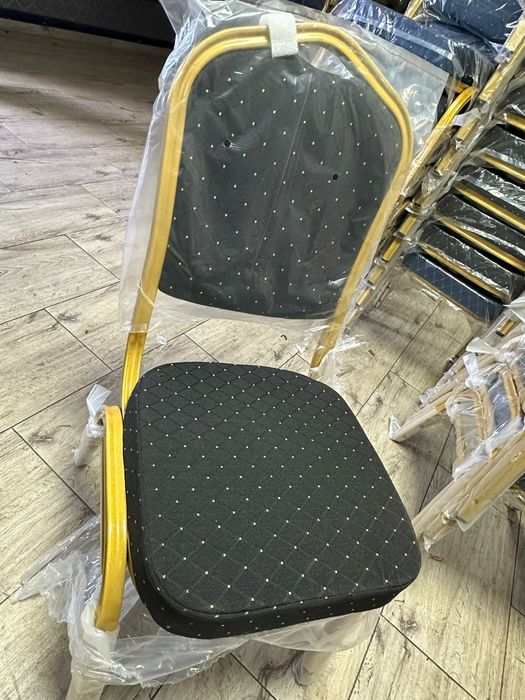 Scaune noi din metal pentru diferite evenimente și sali