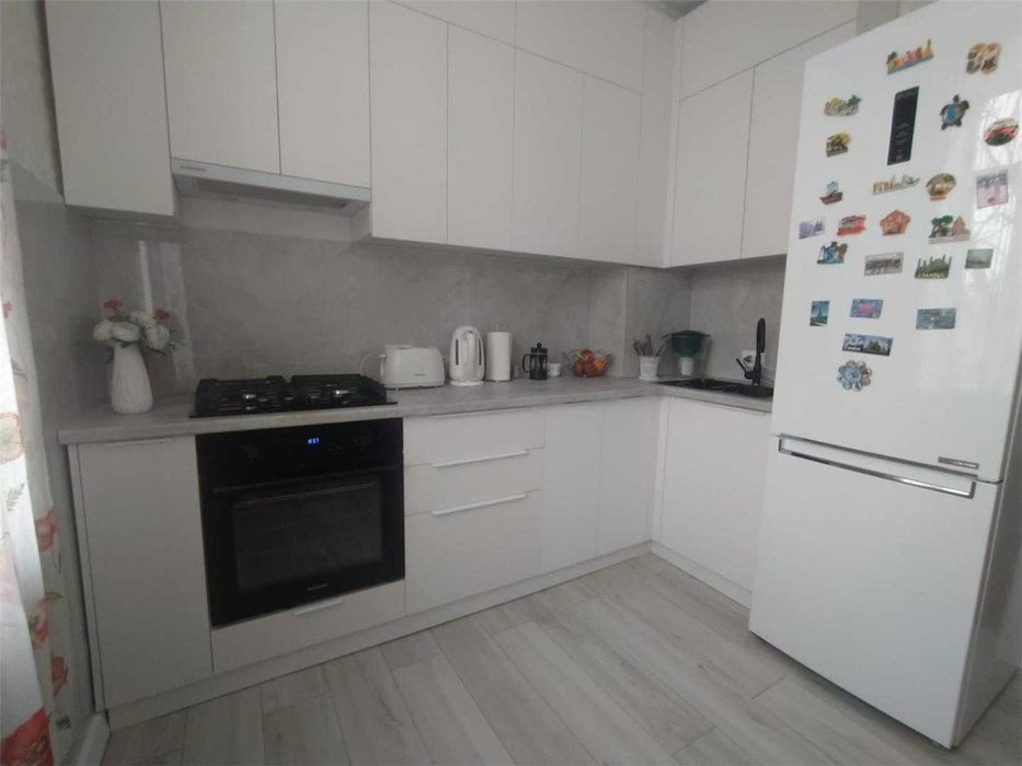 *Продается 2-х комн ,Старого Типа в Центре Города!