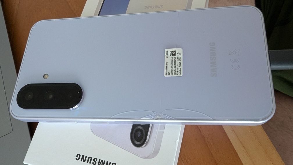 Samsung A36 5G 256gb със забележка на гърба