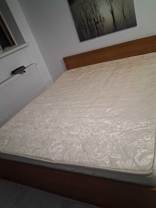 Vând pat dublu (1.6/2 m) cu somiera si saltea