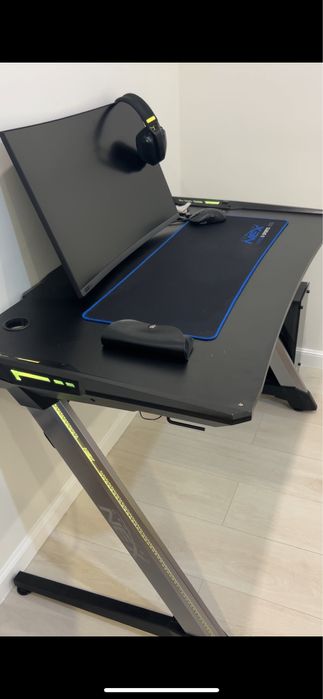 Продаю Компьютерный стол , игровой