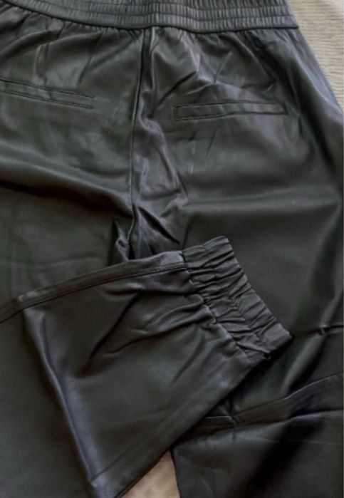 Кожен панталон Bershka