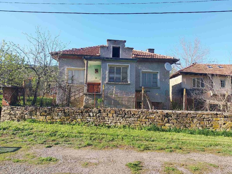 Продавам къща с.Янтра