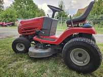 Tractoras tuns iarba