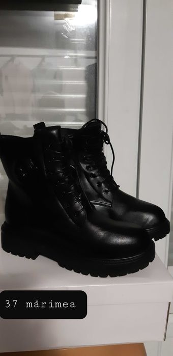 Încălțăminte damă pentru iarnă impermeabilă și îmblănită.