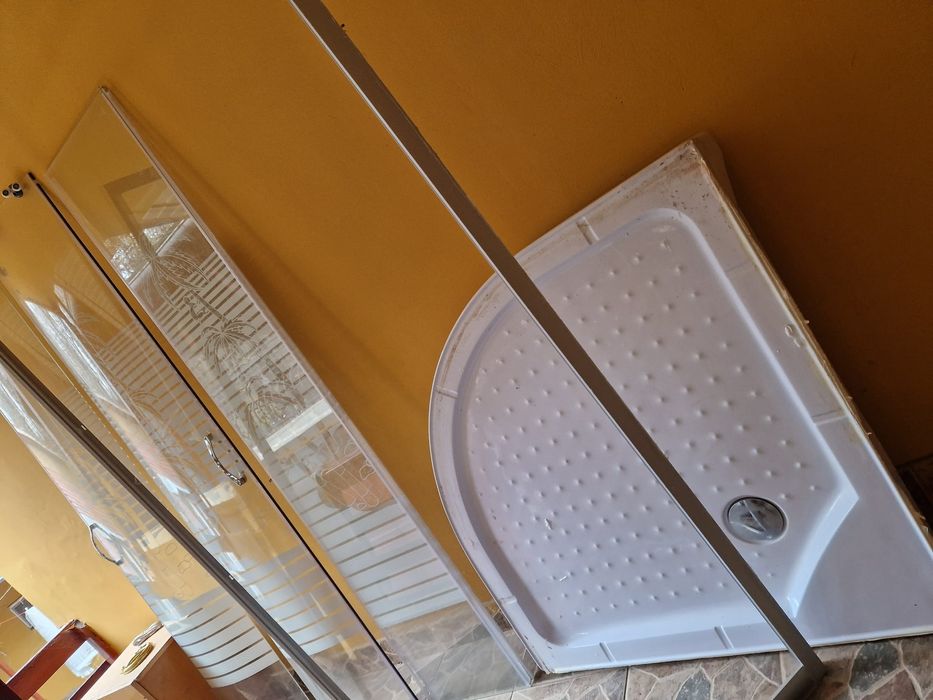 Cabina de dus cu cadita