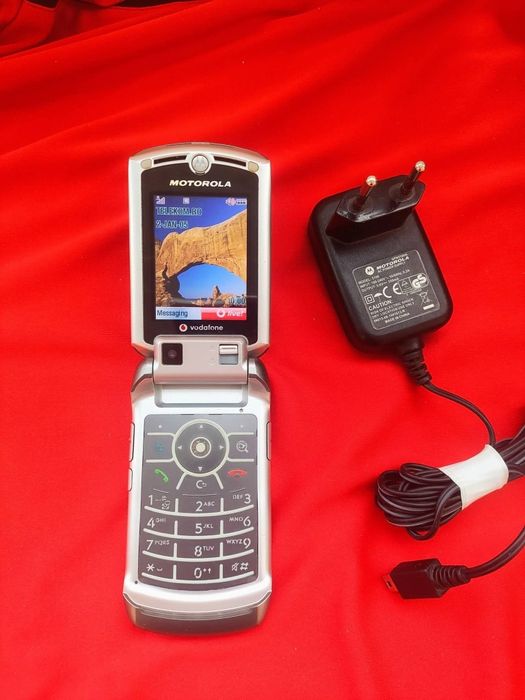 Motorola RAZR V3x + incarcator ( decodat)