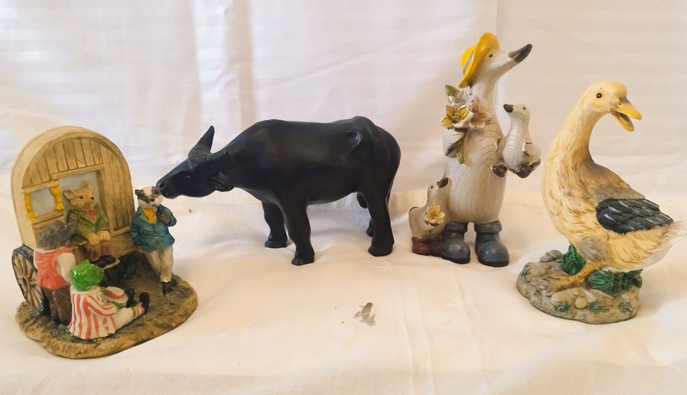 Figurine decorative Colecția Leonardo, din rășină acrilica.