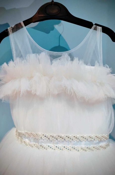 Уникална рокля с обръч за официални поводи