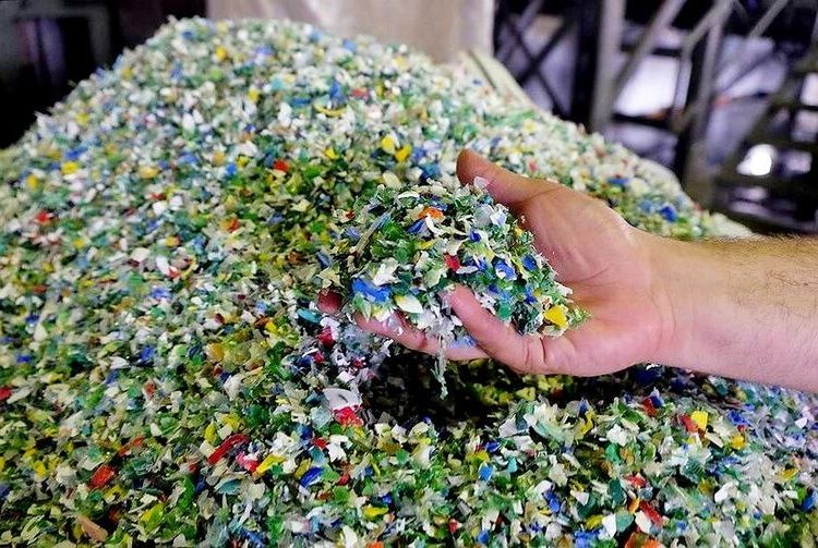 Пэт бутылкалардан майдаланган Пробка ва этикетка  хом ашёси сотилади.